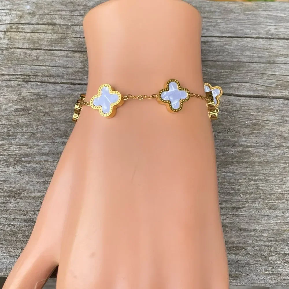 New Unbranded White and Gold Clover Bracelet. NWOT!